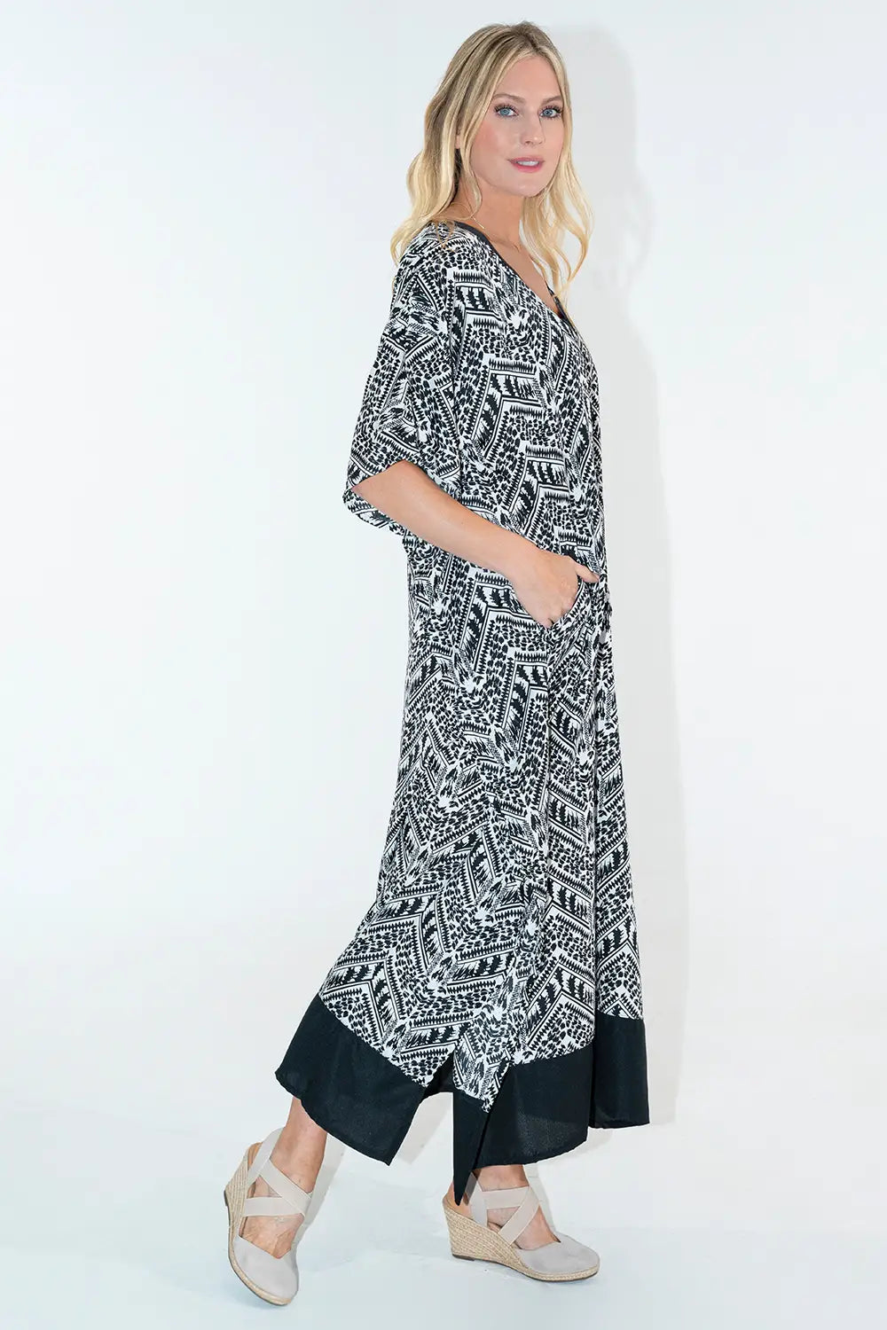 Black & White Geometric Print Polyester Kaftan Dress with Side Slits
